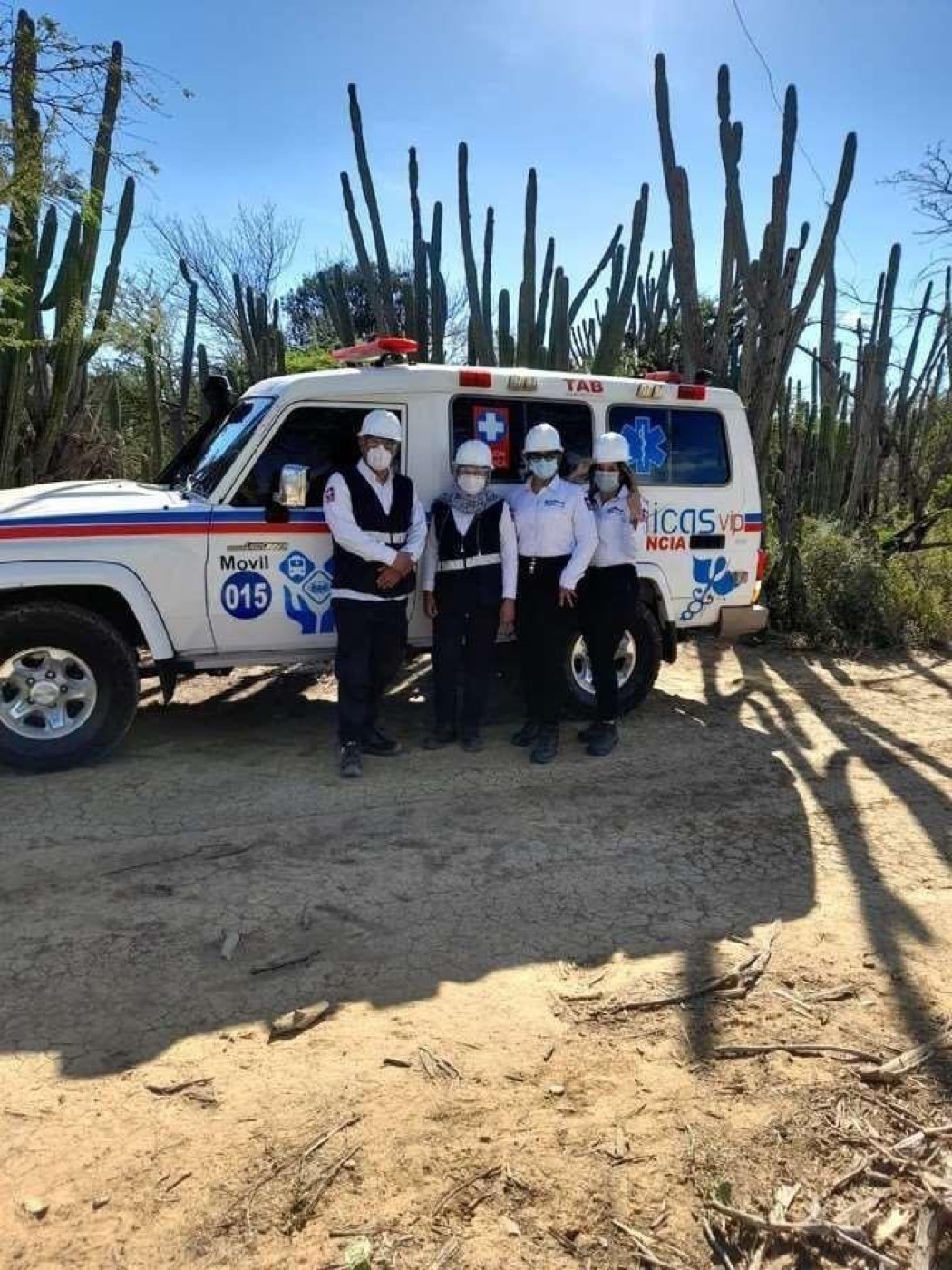 Equipo de URMEDICAS VIP junto a unidad 4x4 en territorio de La Guajira