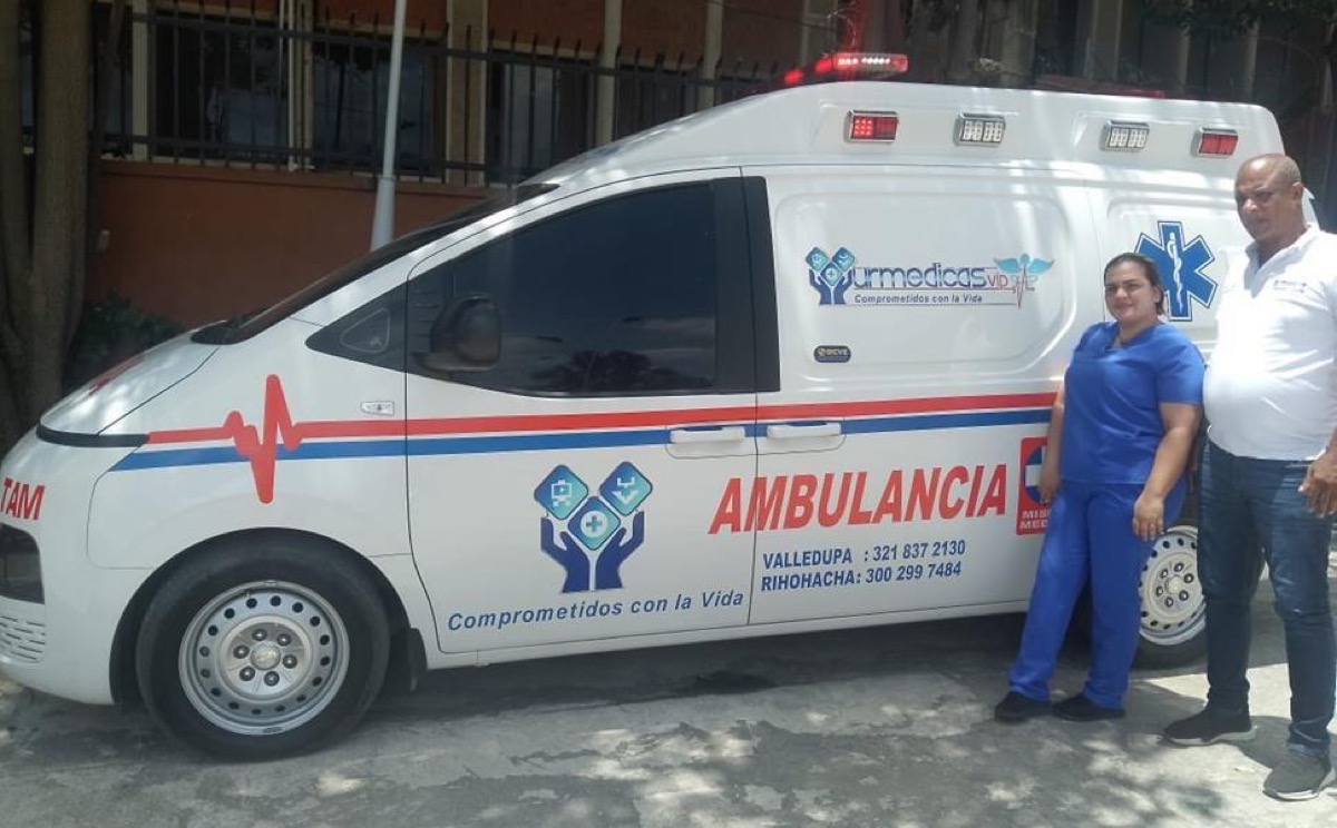 Ambulancia URMEDICAS VIP con personal de atención